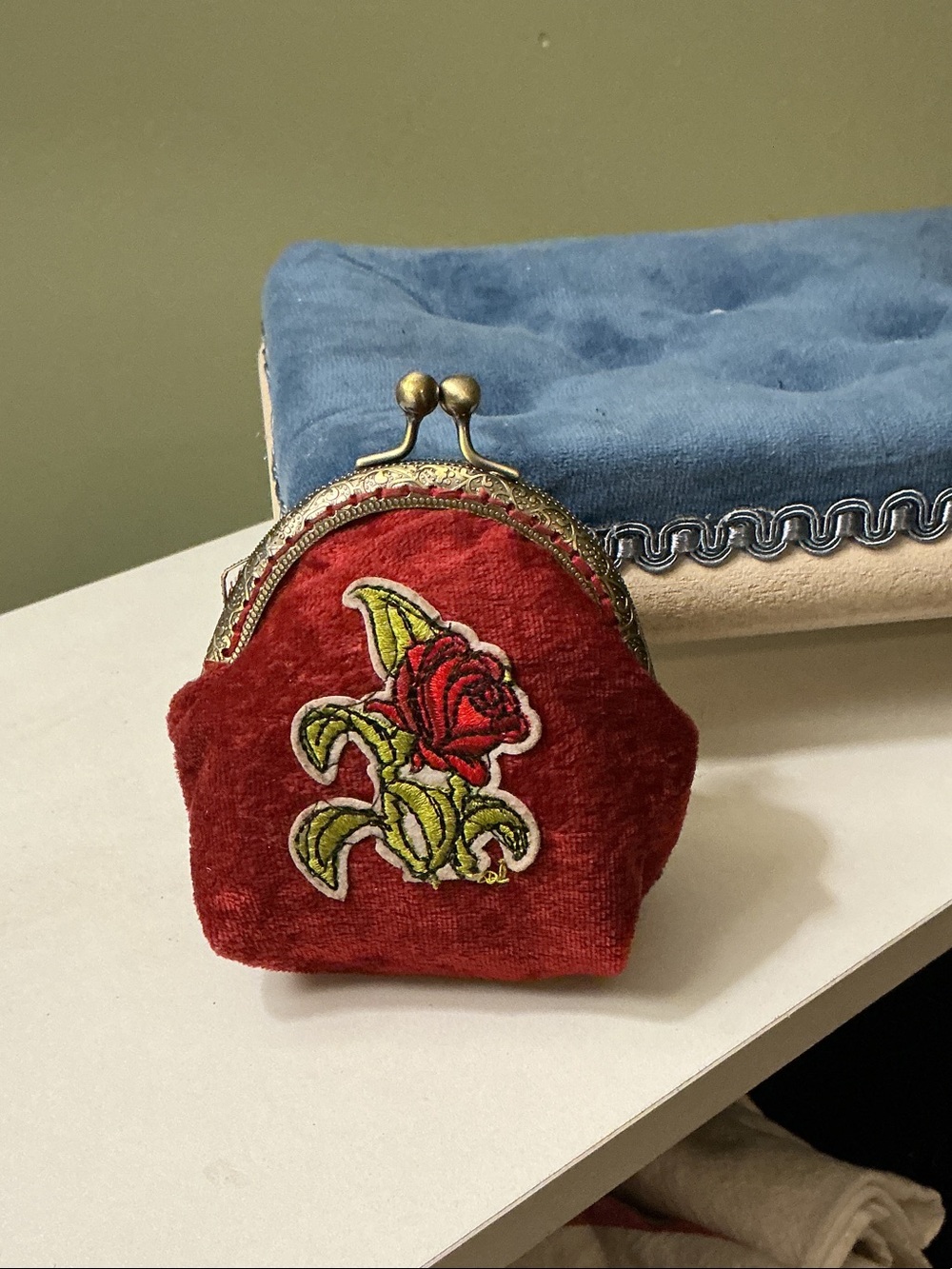 Vintage Red Velvet Rose Appliqué Kisslock Coin Purse Metal Frame GUC